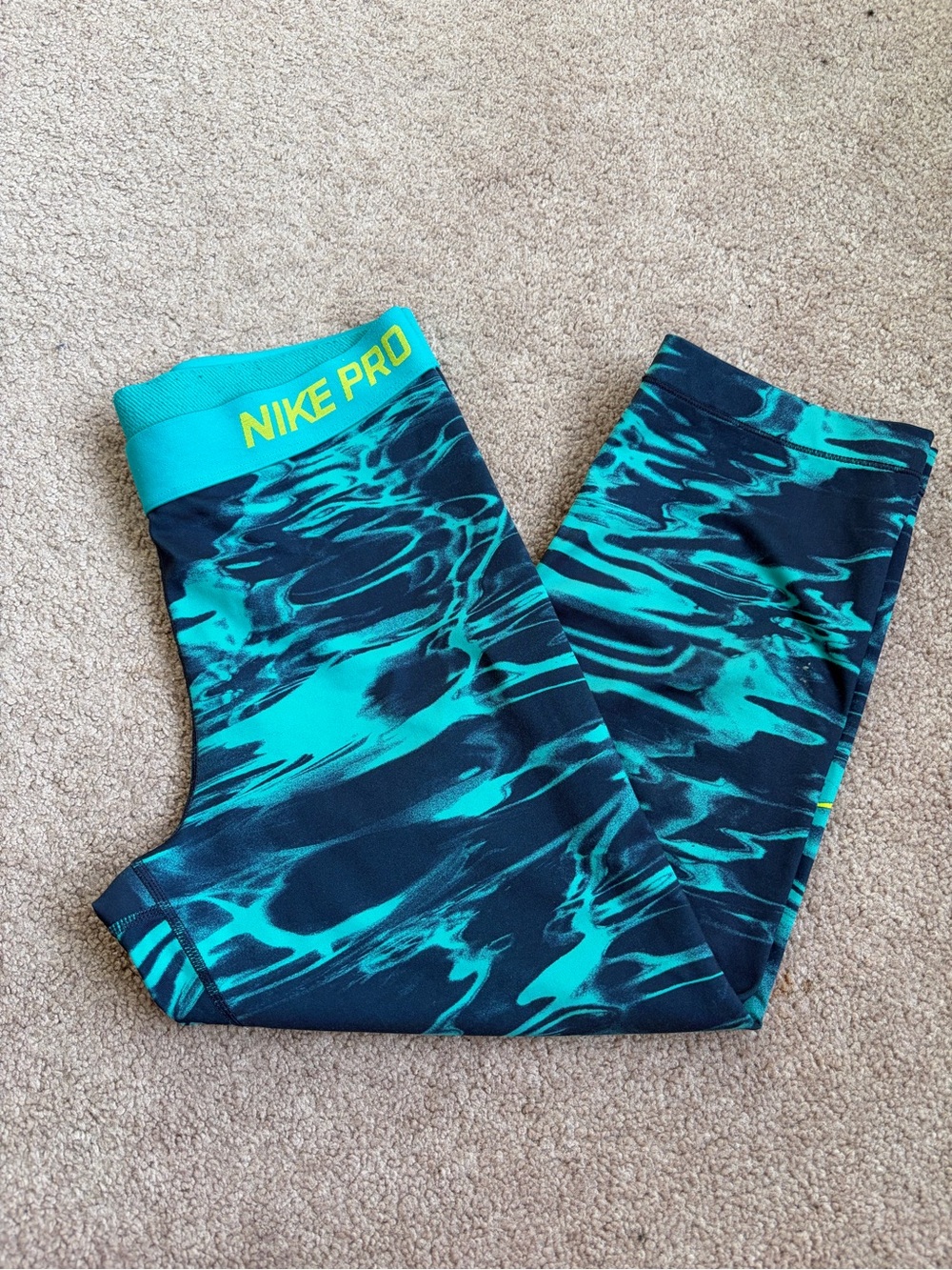 🍁 NIKE PRO - Size Large Capri Leggings